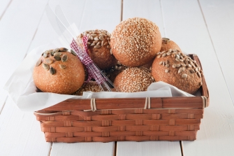 סלסלת לחמניות בריאות -  ביס מקמח מלא בציפוי שומשום  25 יח' התמונה להמחשה בלבד