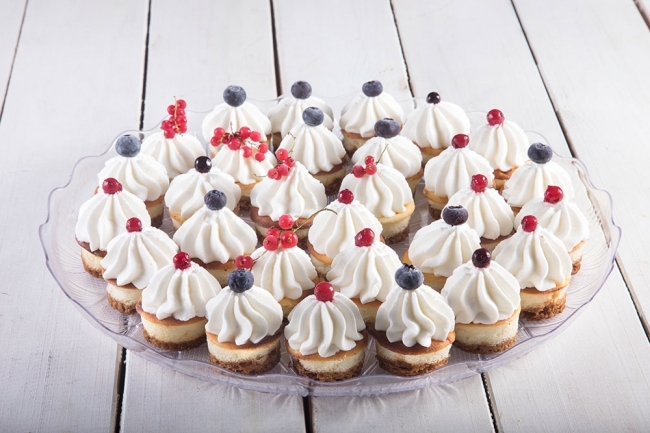 מגש מיני עוגות גבינה בעיטור אוכמניות 20 יח' ללא קמח