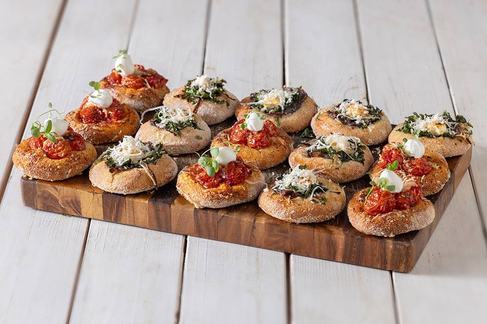 מגש מיני פוקצ'ינות מקמח מלא תרד ושרי 15 יח'